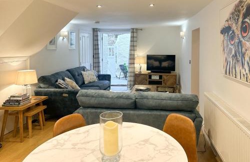 Dartmouth House | April Cottage