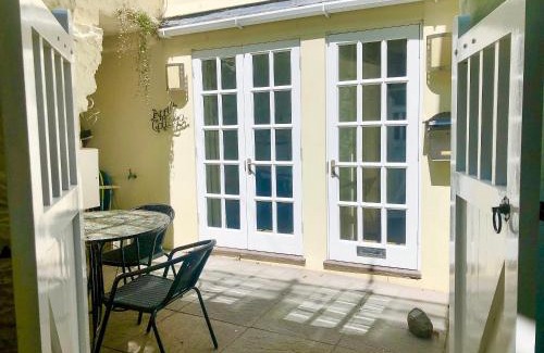 Dartmouth House | April Cottage