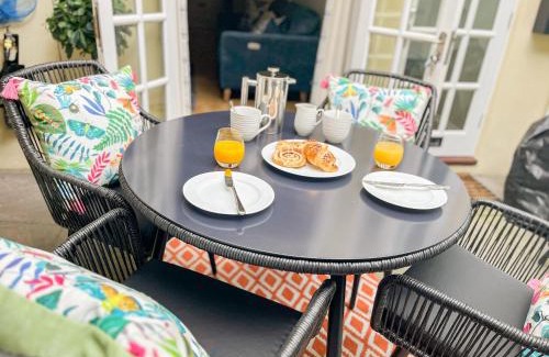 Dartmouth House | April Cottage