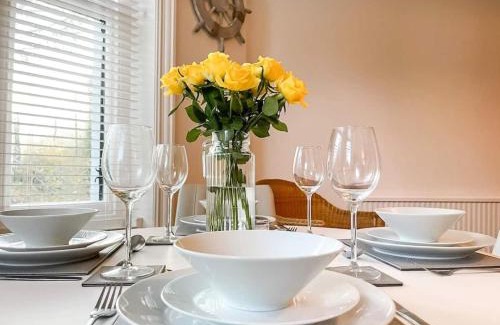 Westbourne Apartment | April Lodge Sail Away- 1Bed apartment close to the beach-Parking-Couples-Professionals-Contractors