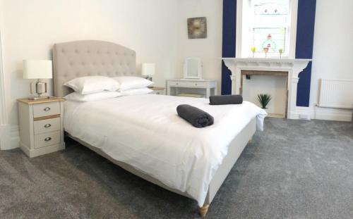 Westbourne Apartment | April Lodge Summer Breeze -3Bed-Sleeps 6-Parking-Walk to the beach-Spacious-Families-Groups-Professionals-Contractors Welcome