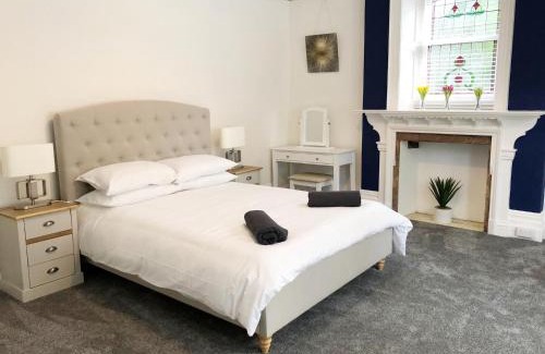 Westbourne Apartment | April Lodge Summer Breeze -3Bed-Sleeps 6-Parking-Walk to the beach-Spacious-Families-Groups-Professionals-Contractors Welcome