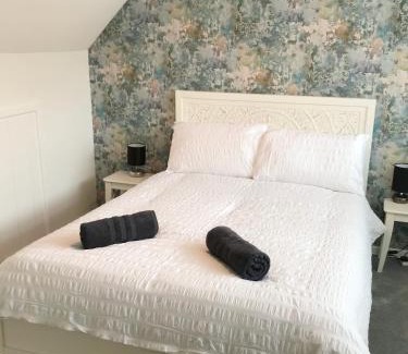Westbourne Apartment | April Lodge The Beach Hut - 1Bed Apartment Near the Beach-Parking-Couples-Friends-Professionals-Contractors