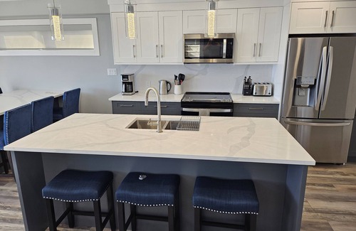 Central Okanagan Cottage | APRIL/MAY SPECIAL PRICING - LUXURY COTTAGE/LAKE VIEW/BACKYARD PRIVATE HOTTUB