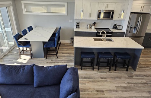 Central Okanagan Cottage | APRIL/MAY SPECIAL PRICING - LUXURY COTTAGE/LAKE VIEW/BACKYARD PRIVATE HOTTUB
