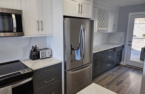 Central Okanagan Cottage | APRIL/MAY SPECIAL PRICING - LUXURY COTTAGE/LAKE VIEW/BACKYARD PRIVATE HOTTUB