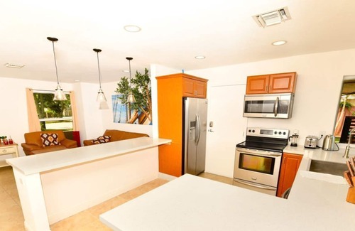 Imperial Point Apartment | April Rates with 40% Off | Heated Pool | Beach 5min