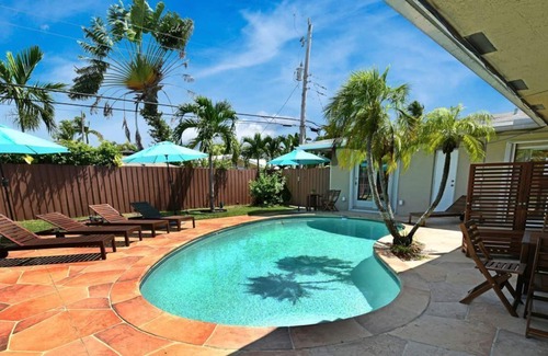 Imperial Point Apartment | April Rates with 40% Off | Heated Pool | Beach 5min