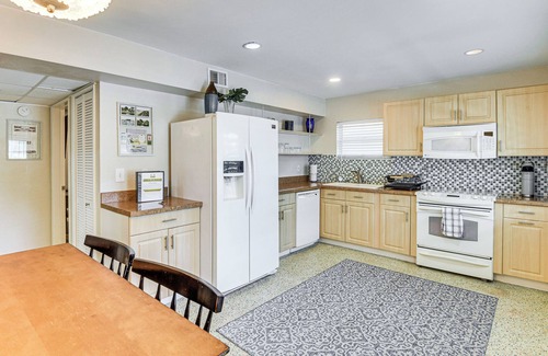 Holly Hill Apartment | Apt 3 Mi to Beach & Daytona Boardwalk Amusements!
