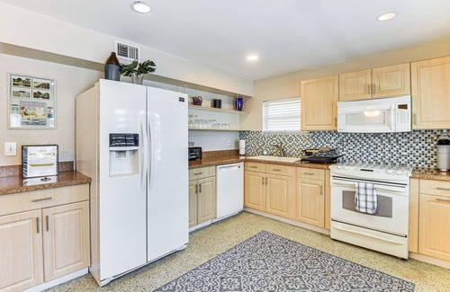 Holly Hill Apartment | Apt 3 Mi to Beach & Daytona Boardwalk Amusements!