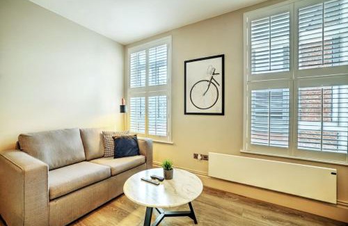 Trafford Apartment | Apt 4, 10 Kingsway in a stylish Georgian Building