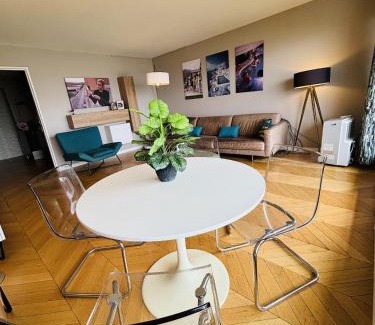 Combat Apartment | Apt Buttes Chaumont vue Paris