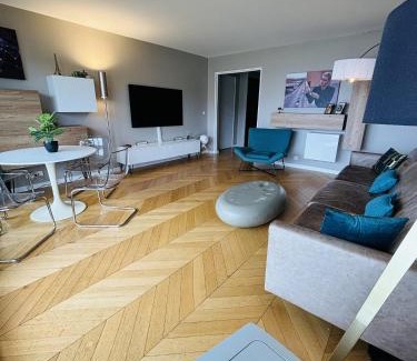 Combat Apartment | Apt Buttes Chaumont vue Paris