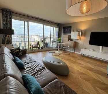 Combat Apartment | Apt Buttes Chaumont vue Paris