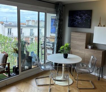 Combat Apartment | Apt Buttes Chaumont vue Paris