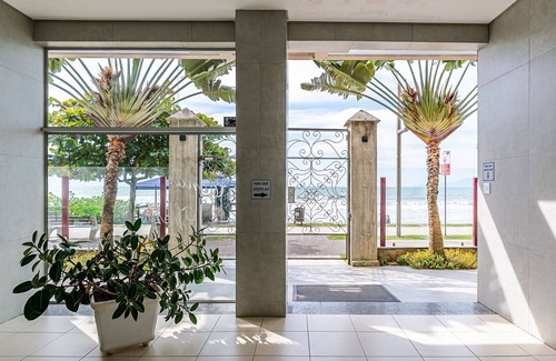 Itapema Apartment | Apt Foot in the Sand sea View in Meia Praia Evb308
