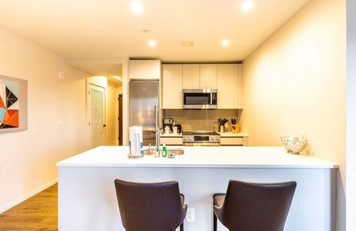 Seaport District Apartment | Apt In Downtown Seaport with Pool and Gym