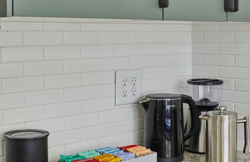 Five Points South Apartment | Apt2 Charles - Amazing Outdoors Dog-friendly