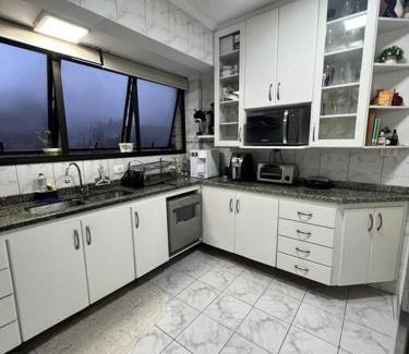 Aparecida Apartment | Apto 4 suítes (8 pessoas) - 50 metros da praia