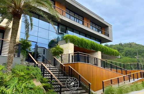 Torres Apartment | Apto alto padrão Torres-RS - menos de 150mts do mar - Piscina - Ar condicionado sala e quartos - Smart Tv - Wifi - Pátio privativo - Varanda com churrasqueira - Garagem para 02 carros - Aceita Pet