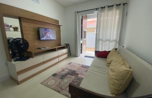 Governador Celso Ramos Apartment | Apto na praia de Palmas, climatizado, com piscina, próximo ao mar e com jardim privativo