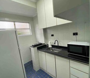 Gonzaga Apartment | Apto no coração do Gonzaga - 200m da praia