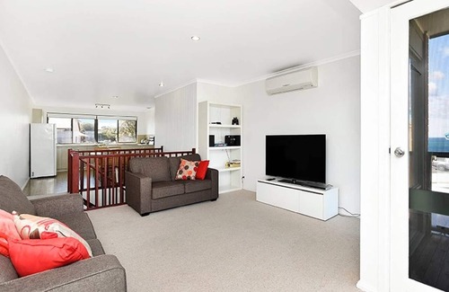 Port Elliot House | Aqua Bella - Unit 4/2 Hutton St-Wi-Fi - Oceanviews