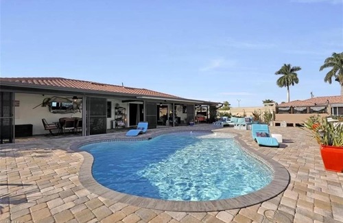 Caloosahatchee House | Aqua Escape - Cape Coral - Roelens Vacations Gulf Access- Minutes to the River- Kayaks-Dog Friendly