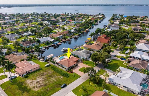 Caloosahatchee House | Aqua Escape - Cape Coral - Roelens Vacations Gulf Access- Minutes to the River- Kayaks-Dog Friendly