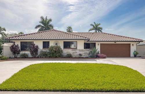 Caloosahatchee House | Aqua Escape - Cape Coral - Roelens Vacations Gulf Access- Minutes to the River- Kayaks-Dog Friendly