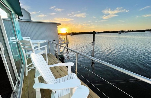 Tavernier Boat Rental | Aqua Lodge Houseboat "Captain's Quarters"