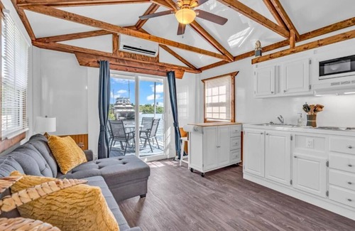 Marathon Boat Rental | Aqua Lodges at 47th Street Gulfside
