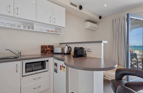 Mollymook Beach Apartment | Aqua Shores - Beachfront Studio on Mollymook Beach