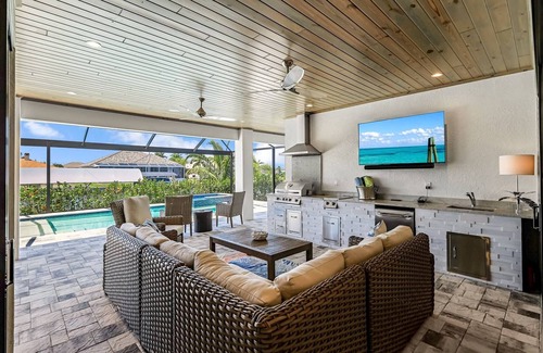 Pelican Ski Chalet | Aqua Villa