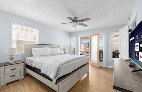 Crescent Beach House | Aqua Vista | 5 Bed, 4 Bath