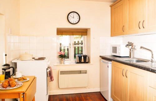 Llanvair Kilgeddin House | Aqueduct Cottage