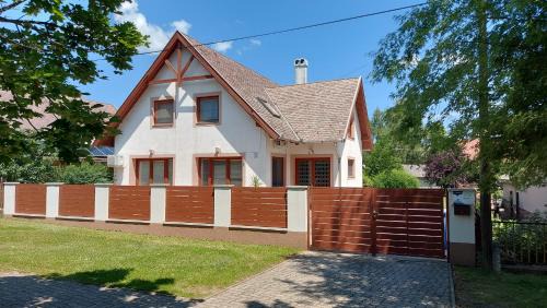Badacsonytomaj Apartment | Aranykagyló Nyaralóház