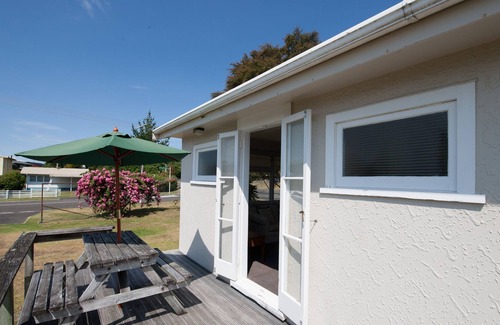 Motuoapa Cottage | Arataha Landing - Motuoapa Holiday Home