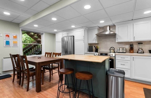 Ann Arbor Apartment | Arbor Hideaway - Brand New! Bring your dog!