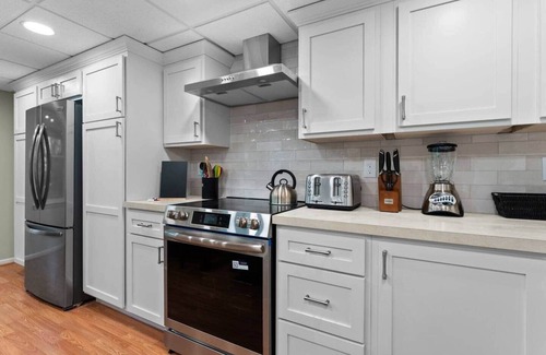 Ann Arbor Apartment | Arbor Hideaway - Brand New! Bring your dog!