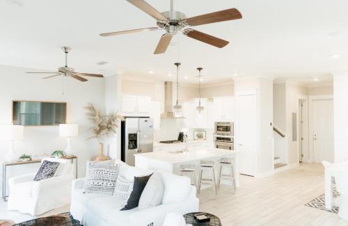Panama City Beach House | Arcade Bar Prominence Resort Pool and Gym Access Close to Beach Sea Happy