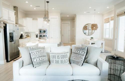 Panama City Beach House | Arcade Bar Prominence Resort Pool and Gym Access Close to Beach Sea Happy
