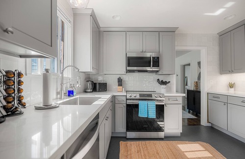 Wallingford House | Arcade Games ~ Walk to Lake ~ 5 Star Location ~ Family & Dog Friendly