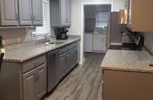 Northlake House | Arcadia Dr 3 King Beds Lakefront Escape