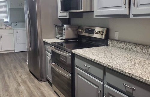 Northlake House | Arcadia Dr 3 King Beds Lakefront Escape