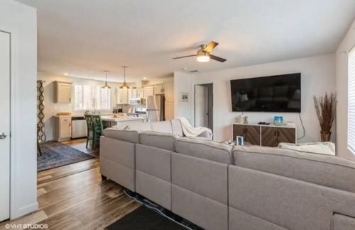 Shorewood-Tower Hills-Harbert House | Archer's Retreat-Sleeps 10-1/2 mile to Lake Michigan! Pet/Kid Friendly