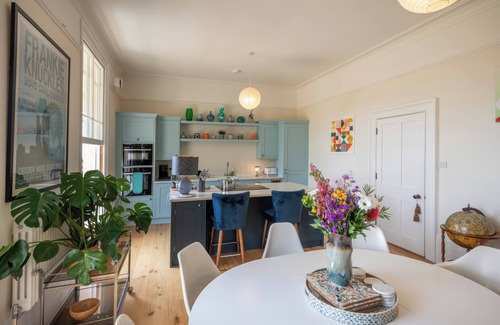 St Leonards-On-Sea Cottage | ARCHERY RETREAT, pet friendly, with a garden in St Leonards-On-Sea