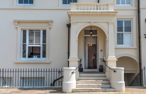 St Leonards-On-Sea Cottage | ARCHERY RETREAT, pet friendly, with a garden in St Leonards-On-Sea