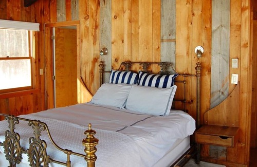 Moultonborough House | Architectural beach getaway on Lake Winnipesaukee