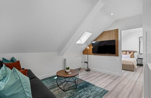 Swindon Apartment | Archway Haven - 2 min from Station - Free Parking - Courtyard